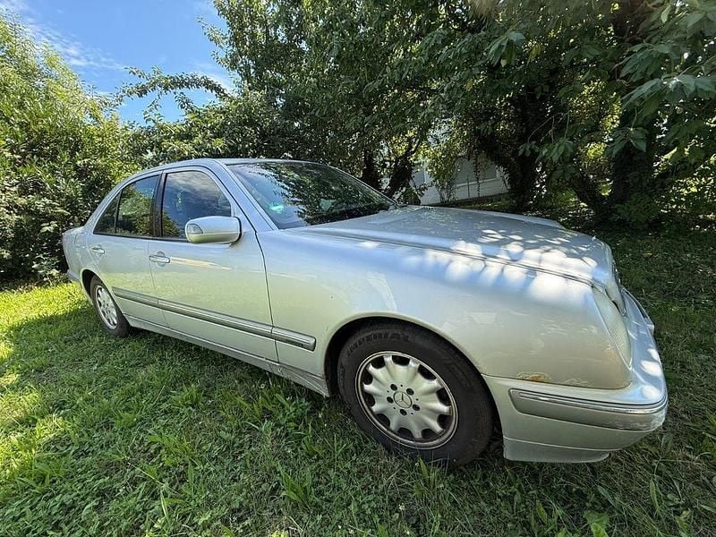 Silber Gebraucht 2002 Mercedes E200 Elegance Limousine | 1.499 € (Fairer Preis) - Bild 1/4