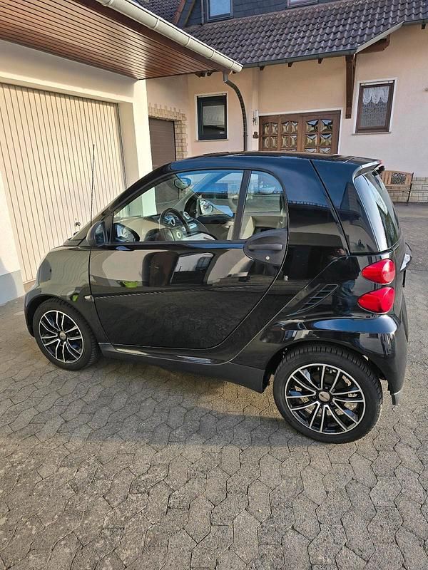 Gebraucht Smart ForTwo Coupé 61 PS (44 kW) 2011 Schwarz Coupé
