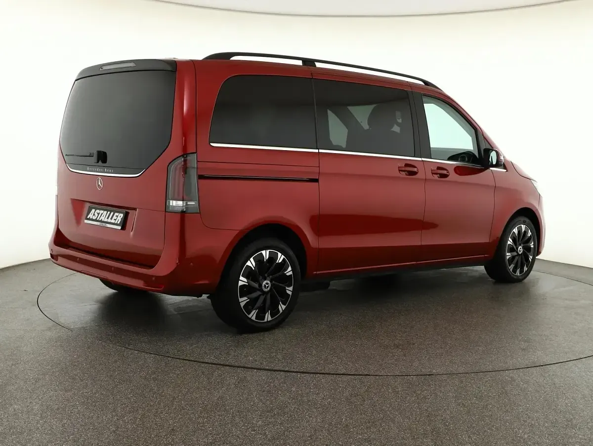 Gebraucht Mercedes V250 Avantgarde 190 PS (139 kW) 2025 Hyazinthrot Van / Kleinbus