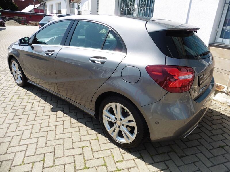 Gebraucht Mercedes A180 Urban 122 PS (89 kW) 2016 Grau Limousine
