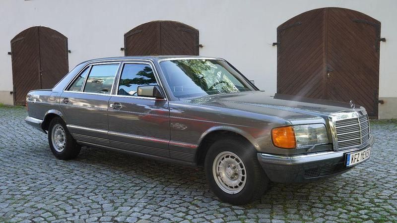 Grau Gebraucht 1983 Mercedes 500 Limousine | 15.385 € - Bild 1/4