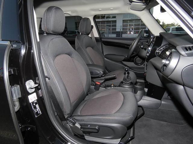 Gebraucht Mini Cooper Pepper 136 PS (100 kW) 2021 Midnight black metallic Kleinwagen