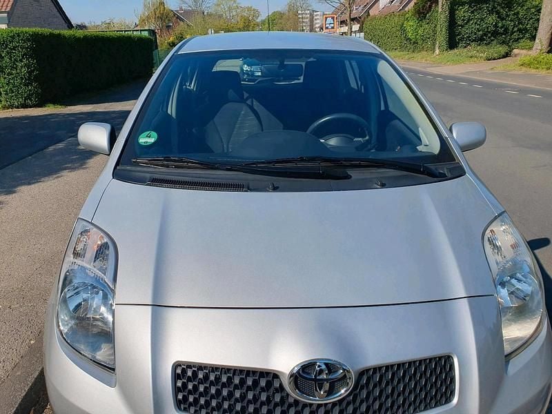 Silber Gebraucht 2007 Toyota Yaris Kleinwagen | 4.500 € (Etwas zu teuer) - Bild 1/4