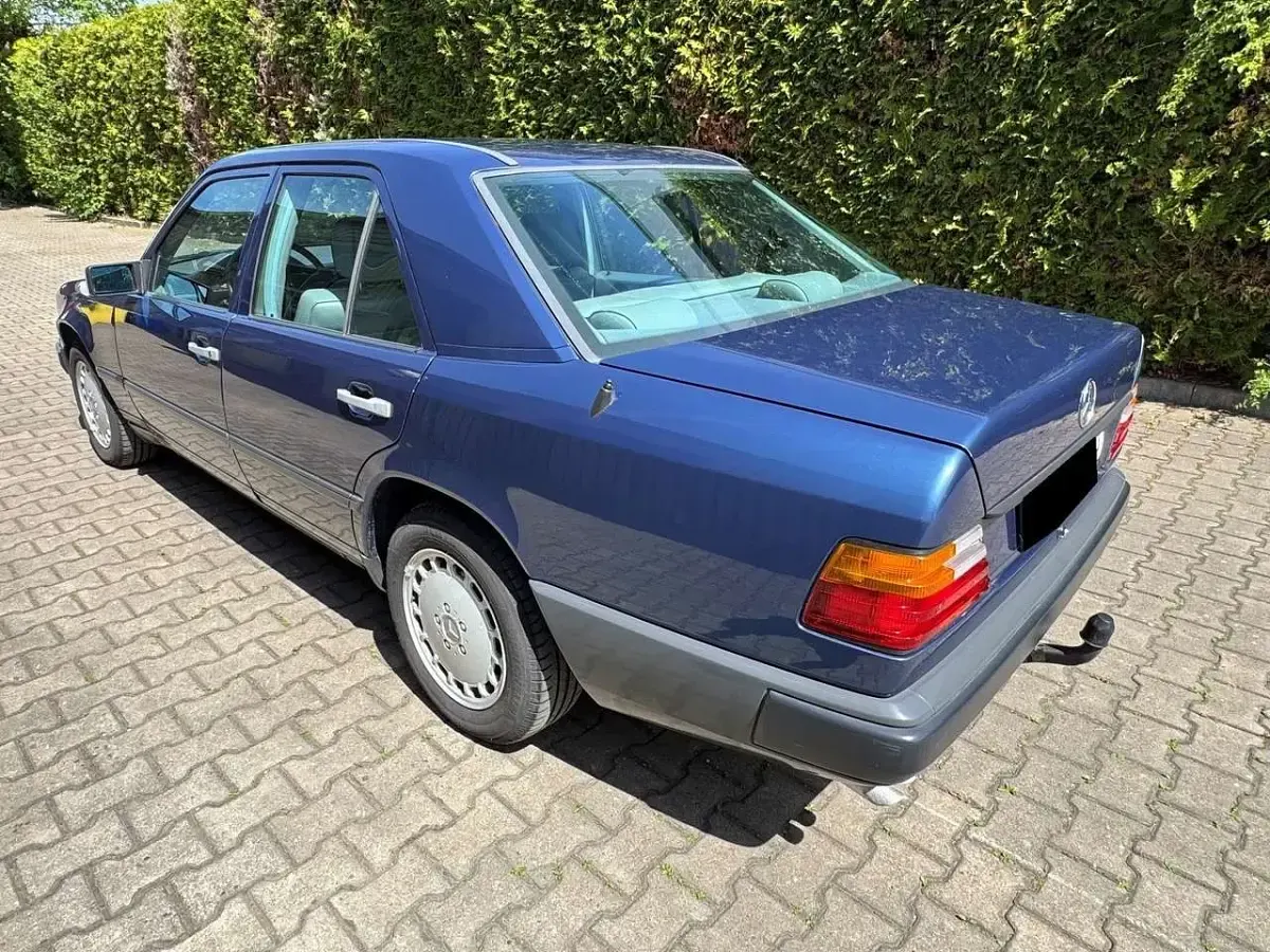 Gebraucht Mercedes E300 188 PS (138 kW) 1986 Blau Limousine