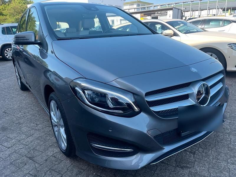 Grau Gebraucht 2015 Mercedes B220 Van / Kleinbus | 15.999 € (Guter Preis) - Bild 1/4