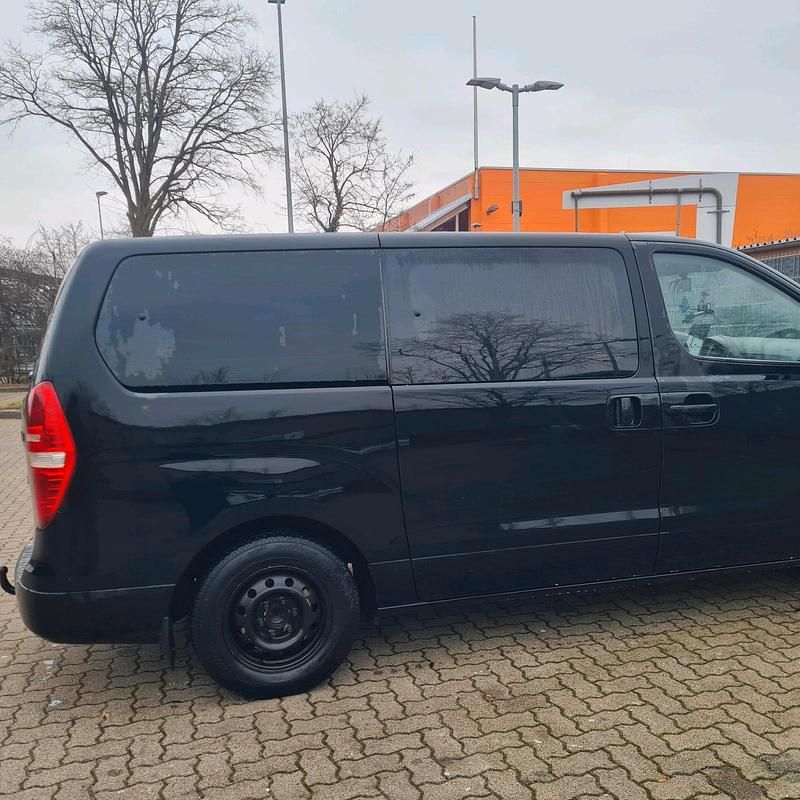 Schwarz Gebraucht 2011 Hyundai H-1 Van | 7.000 € (Fairer Preis) - Bild 1/4