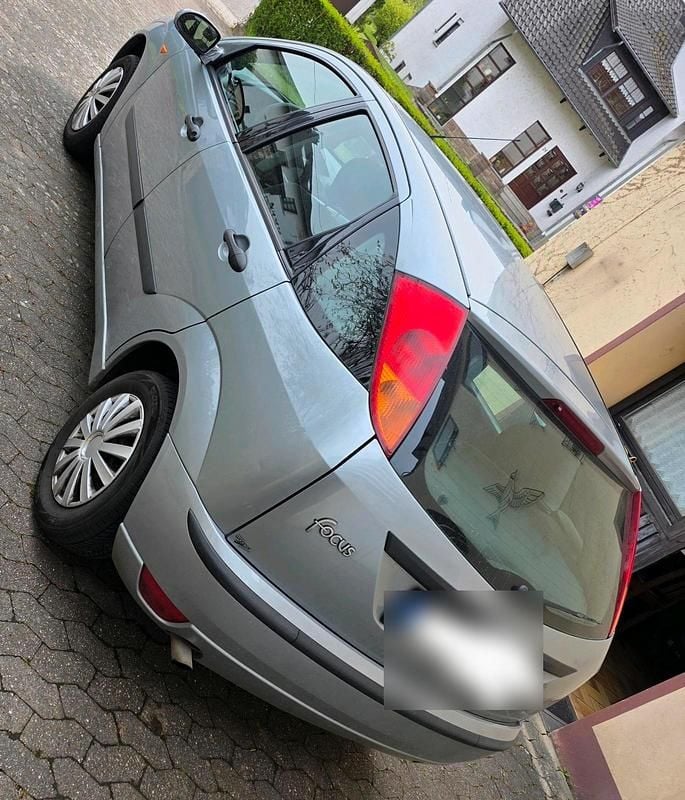 Second-hand Ford Focus 100 CP (73 kW) 2004 Argintiu Hatchback
