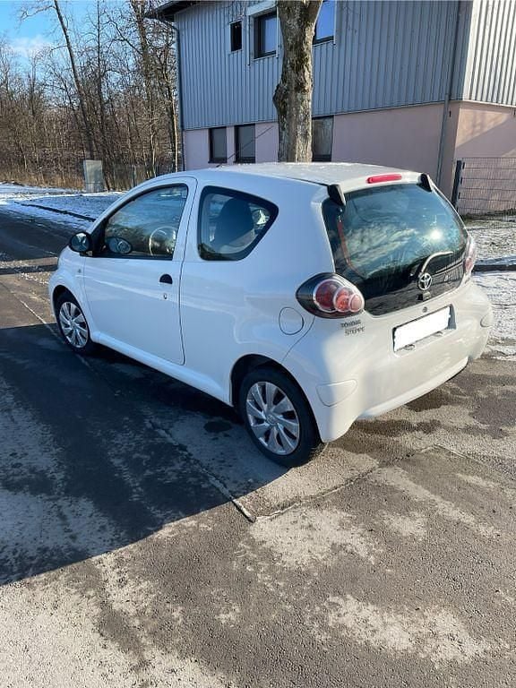 Gebraucht Toyota Aygo 68 PS (50 kW) 2014 Weiß Kleinwagen