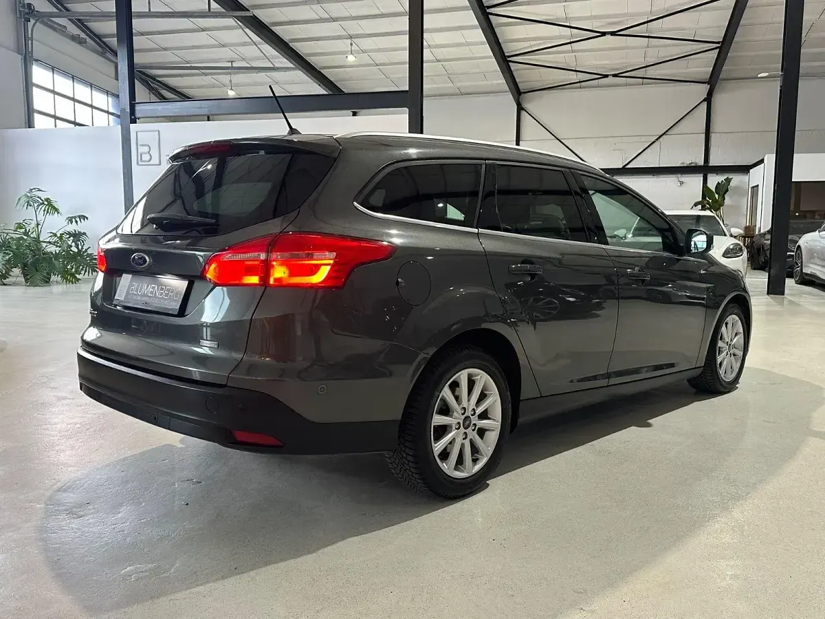 Usado Ford Focus Titanium 125 CV (91 kW) 2018 Gris Familiar