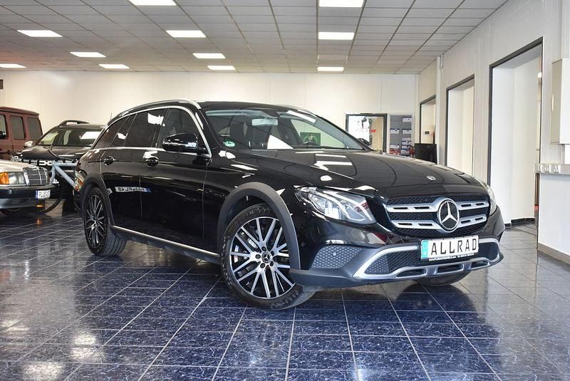 Schwarz Gebraucht 2019 Mercedes E400 Limousine | 30.880 € (Fairer Preis) - Bild 1/4