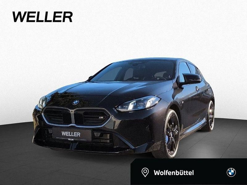 Black sapphire (schwarz) Gebraucht 2025 BMW M135 Performance Kleinwagen | 41.350 € (Guter Preis) - Bild 1/4