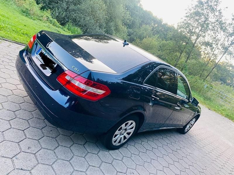 Blau Gebraucht 2011 Mercedes E220 Limousine | 10.450 € (Superpreis) - Bild 1/4