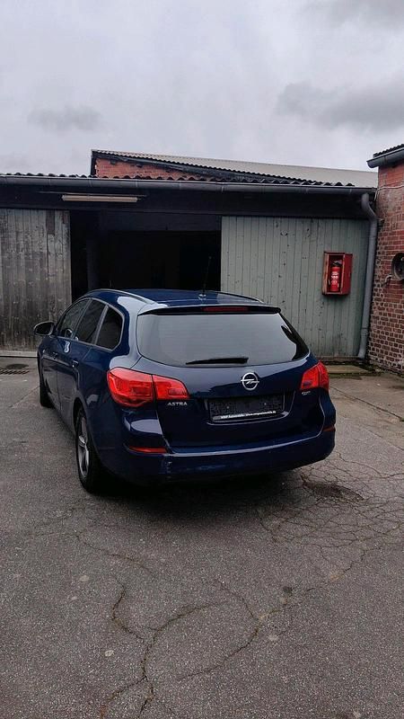 Gebraucht Opel Astra 110 PS (80 kW) 2012 Blau Kombi