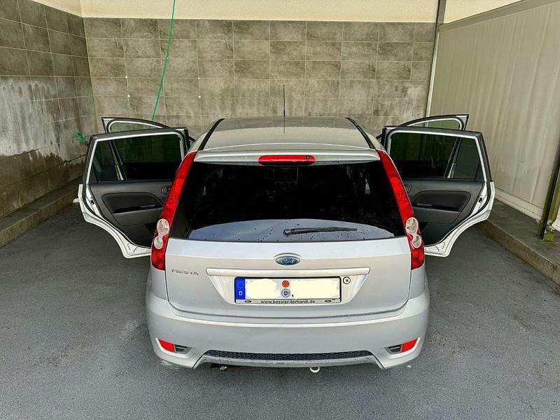 Gebraucht Ford Fiesta 80 PS (58 kW) 2008 Grau Kleinwagen