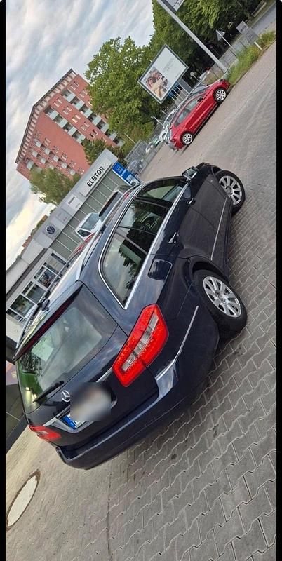 Gebraucht Mercedes E220 177 PS (130 kW) 2011 Blau Kombi