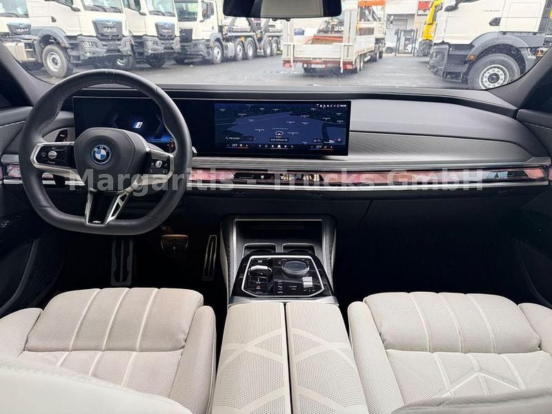 Gebraucht BMW M760e Performance 581 PS (427 kW) 2024 Blau Limousine