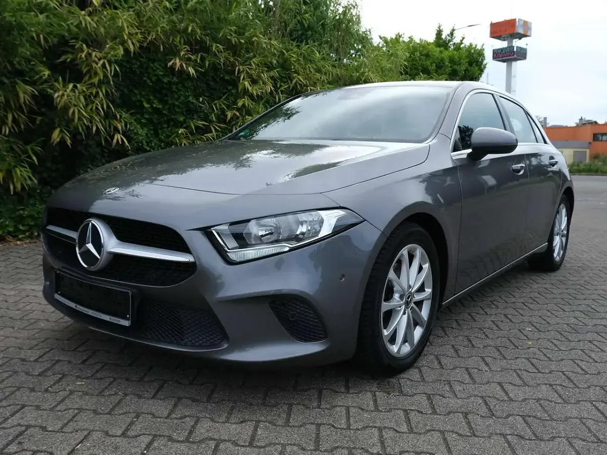 Gebraucht Mercedes A160 Business 109 PS (80 kW) 2020 Mountaingrau  met. Kleinwagen