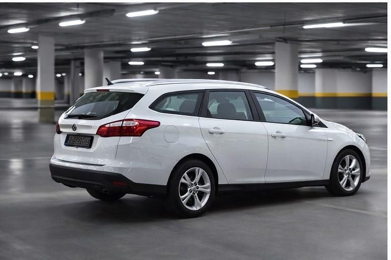 Weiß Gebraucht 2013 Ford Focus Trend Limousine | 2.500 € (Superpreis) - Bild 1/4