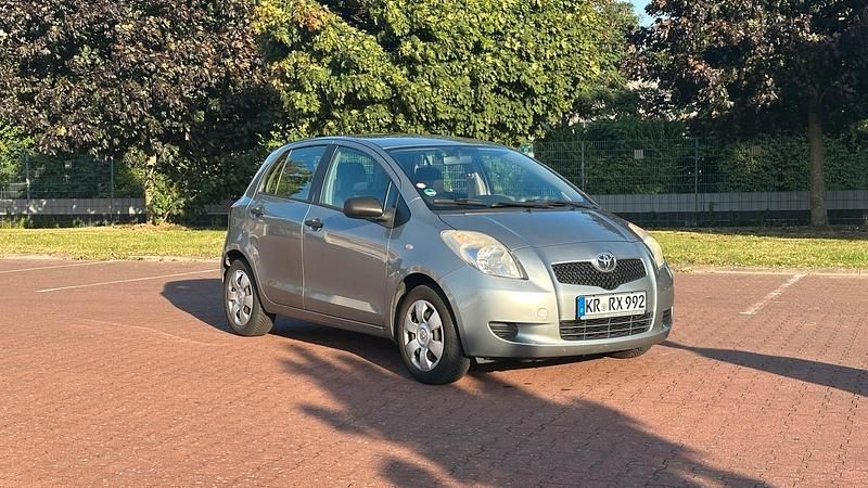 Grau Gebraucht 2007 Toyota Yaris Travel Kleinwagen | 2.750 € (Guter Preis) - Bild 1/4