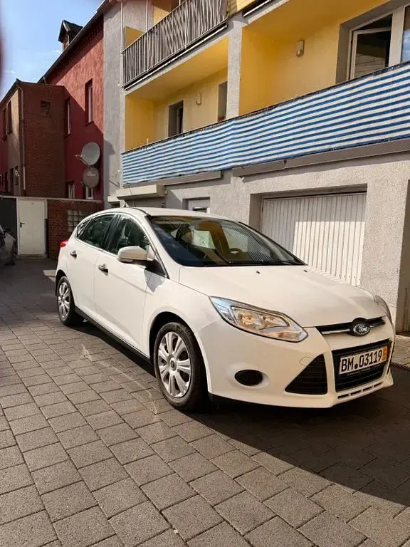 Gebraucht Ford Focus 101 PS (74 kW) 2014 Weiß Limousine