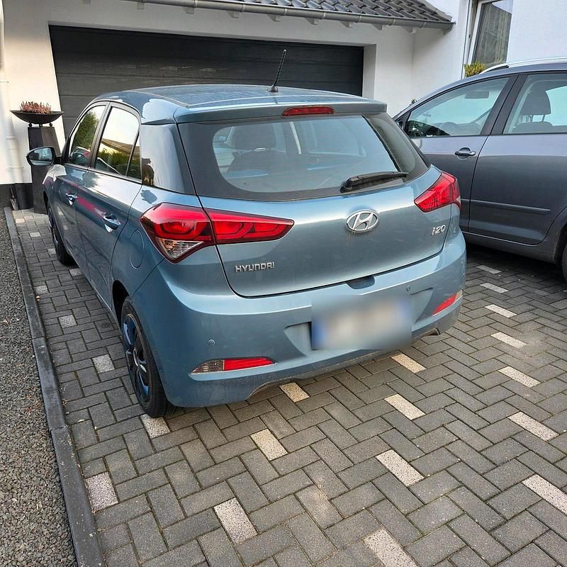 Gebraucht Hyundai i20 75 PS (55 kW) 2015 Blau Kleinwagen