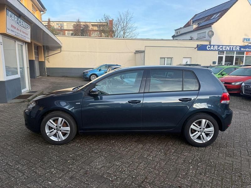 Gebraucht VW Golf VII Match 105 PS (77 kW) 2012 Blau Limousine