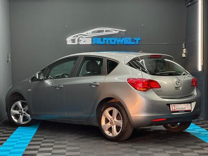 Gebraucht Opel Astra Edition 116 PS (85 kW) 2010 Silber Kombi