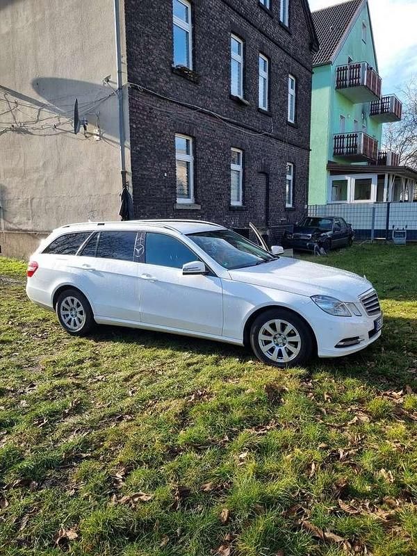 Gebraucht Mercedes 220 170 PS (125 kW) 2012 Weiß Limousine