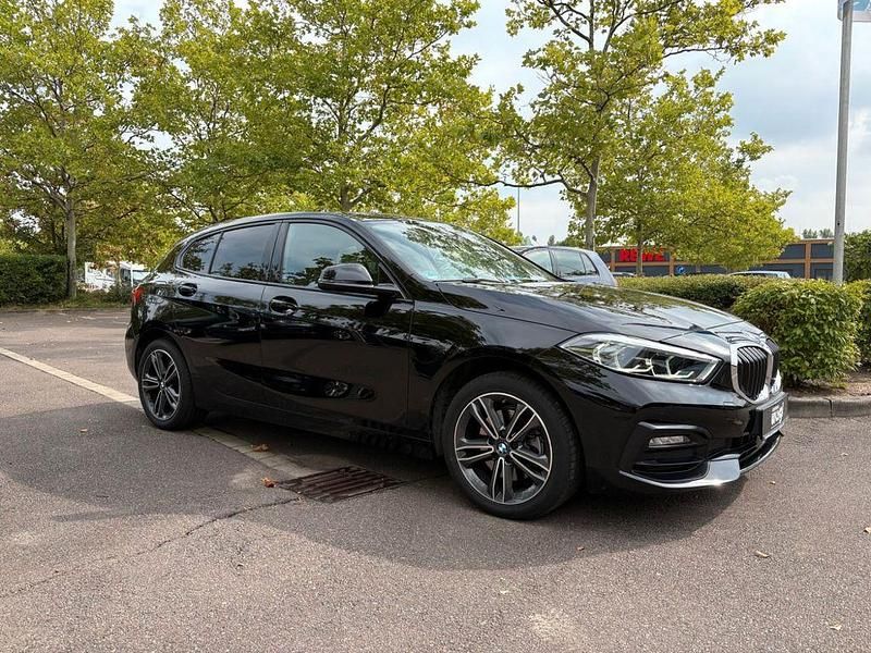Schwarz Gebraucht 2021 BMW 118 Comfort Edition Kleinwagen | 24.599 € (Etwas zu teuer) - Bild 1/4