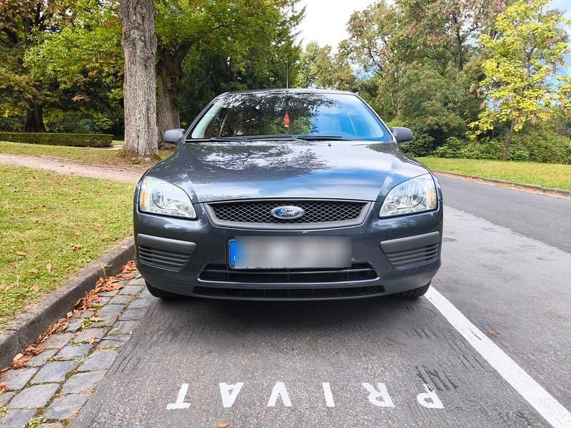 Grau Gebraucht 2007 Ford Focus Style Kombi | 2.000 € (Fairer Preis) - Bild 1/4