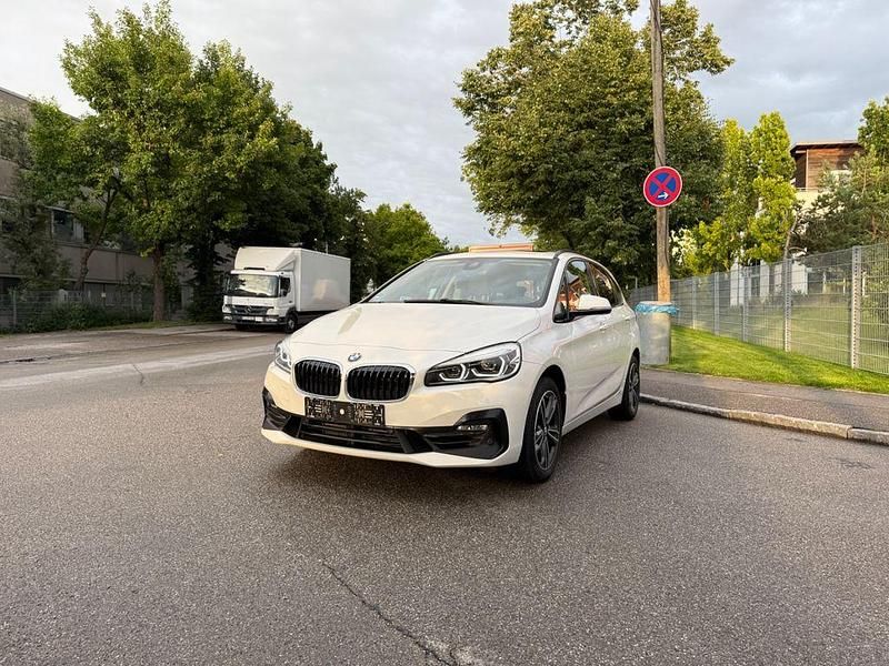 Weiß Gebraucht 2019 BMW 220 Active Tourer Sport Line Van / Kleinbus | 21.000 € (Fairer Preis) - Bild 1/4