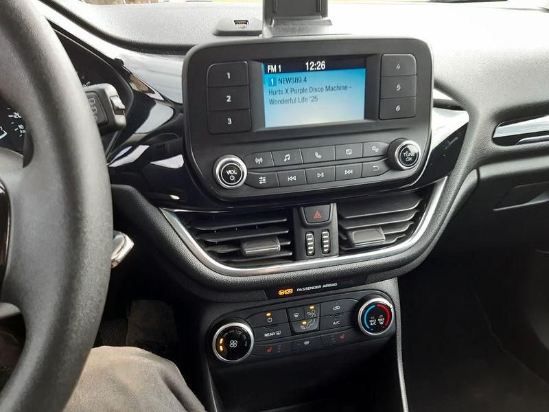 Gebraucht Ford Fiesta Cool & Connect 71 PS (52 kW) 2018 Weiß Kleinwagen