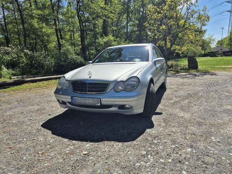 Grau Gebraucht 2004 Mercedes C180 Limousine | 5.300 € (Etwas zu teuer) - Bild 1/4