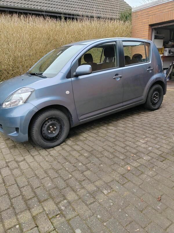 Grau Gebraucht 2009 Daihatsu Sirion Kleinwagen | 4.100 € (Etwas zu teuer) - Bild 1/4