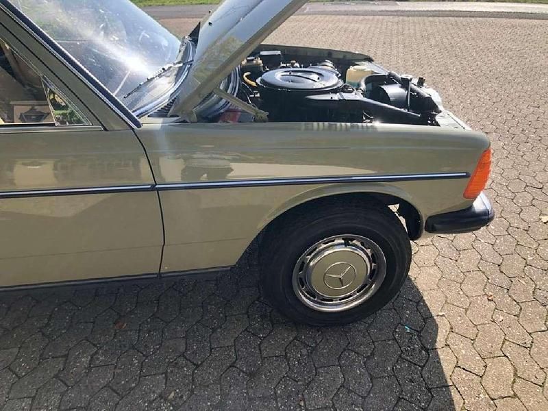 Gebraucht Mercedes 200 116 PS (85 kW) 1983 Grün Limousine