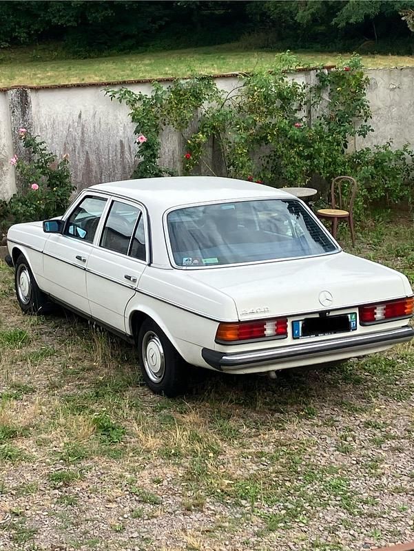 Weiß Gebraucht 1983 Mercedes 240 Limousine | 6.500 € - Bild 1/4