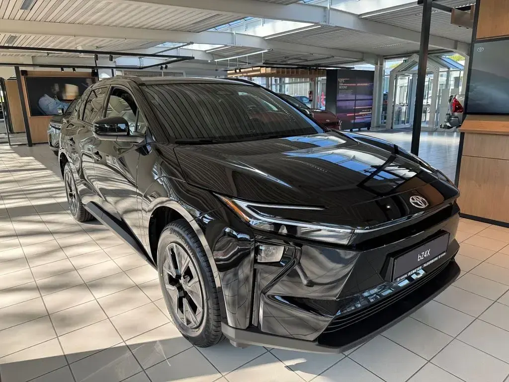 Neu Toyota bZ4X 164 kW (224 PS) 2026 Attitude black metallic SUV