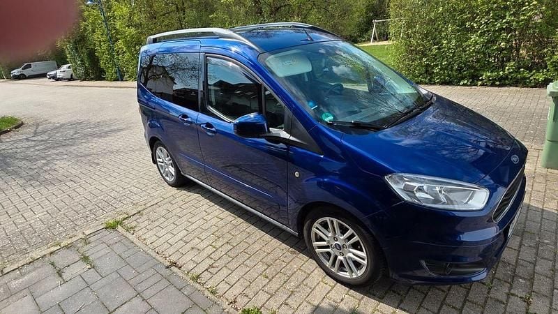 Gebraucht Ford Tourneo Courier Titanium 101 PS (74 kW) 2017 Blau Van / Kleinbus