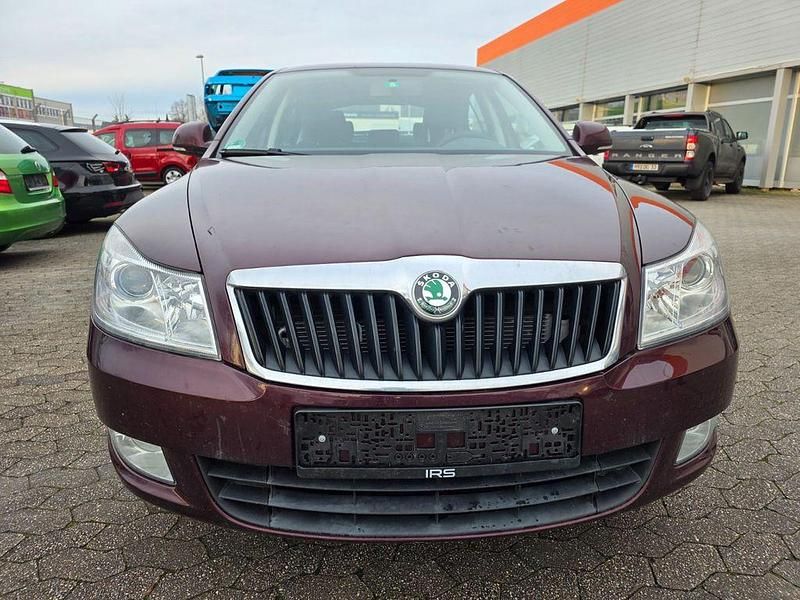 Gebraucht Skoda Octavia Family 105 PS (77 kW) 2011 Rot Limousine