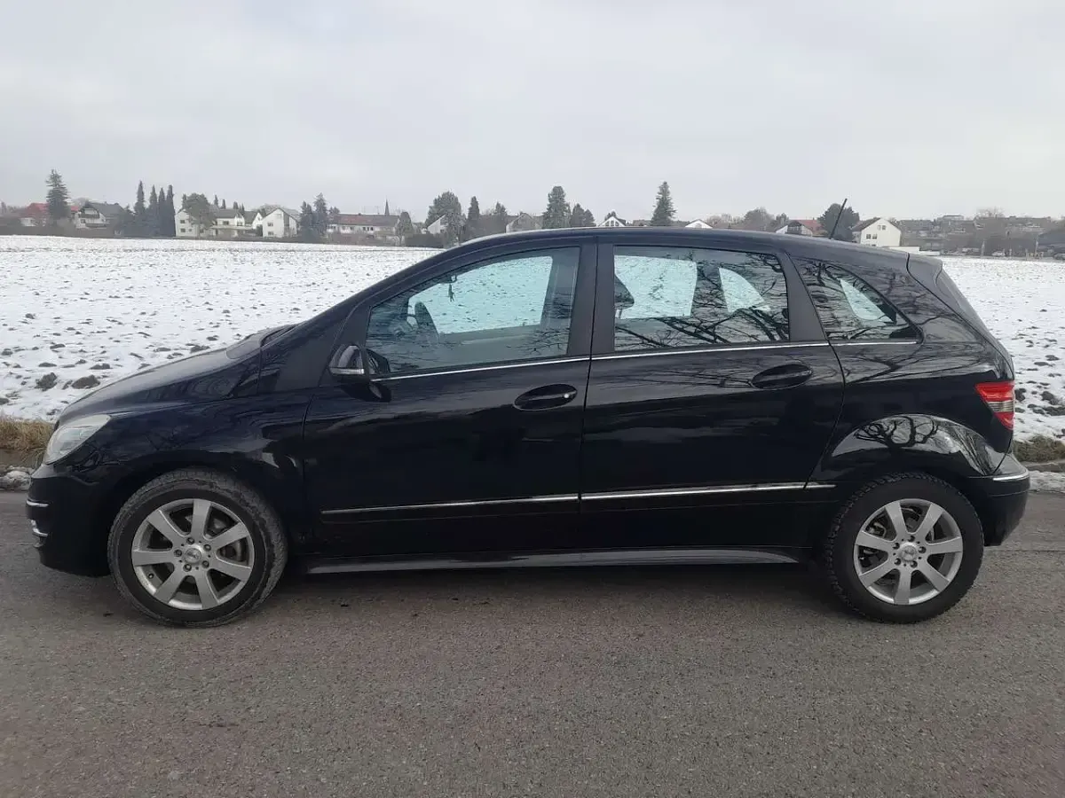Gebraucht Mercedes B180 109 PS (80 kW) 2011 Schwarz Kleinwagen