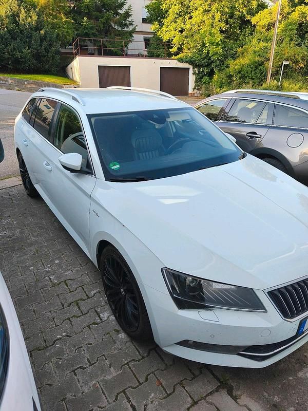 Weiß Gebraucht 2016 Skoda Superb LAURIN & KLEMENT Kombi | 15.800 € (Fairer Preis) - Bild 1/4