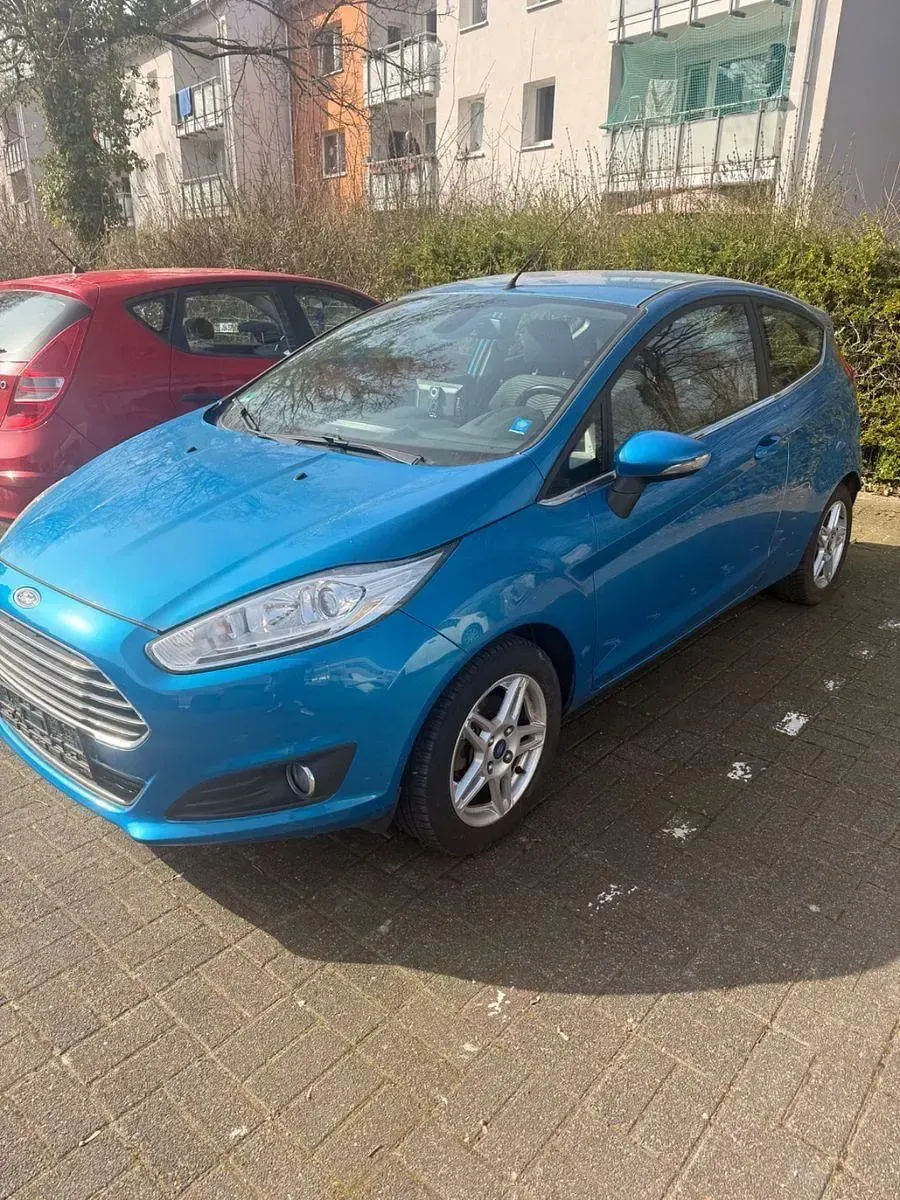 Używany Ford Fiesta Titanium 101 KM (74 kW) 2013 Niebieski Hatchback