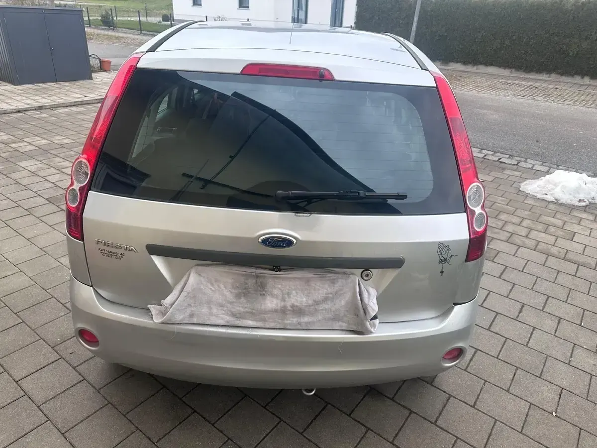 Gebraucht Ford Fiesta Ambiente 69 PS (50 kW) 2007 Silber Kleinwagen
