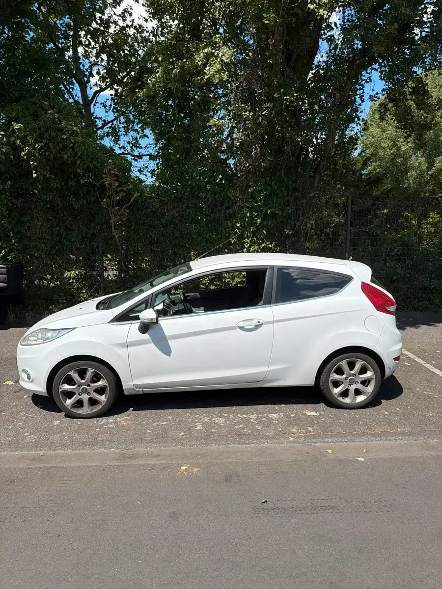 Gebraucht Ford Fiesta 82 PS (60 kW) 2009 Weiß Kleinwagen