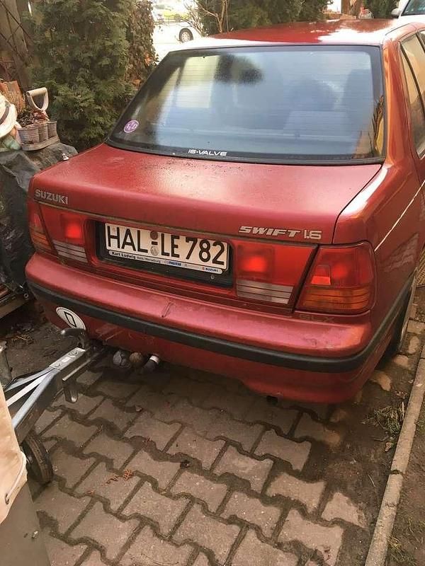 Rot Gebraucht 1993 Suzuki Swift GLX Limousine | 650 € - Bild 1/4