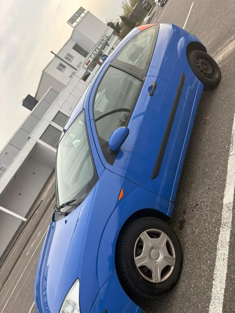 Gebraucht Ford Focus 100 PS (73 kW) 2003 Blau Kleinwagen