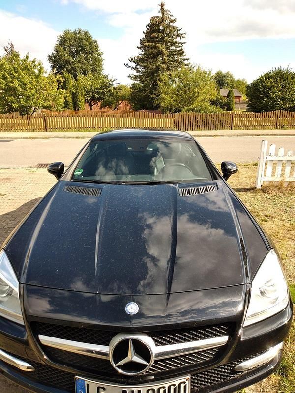 Schwarz Gebraucht 2011 Mercedes SLK200 Cabrio | 15.500 € - Bild 1/4