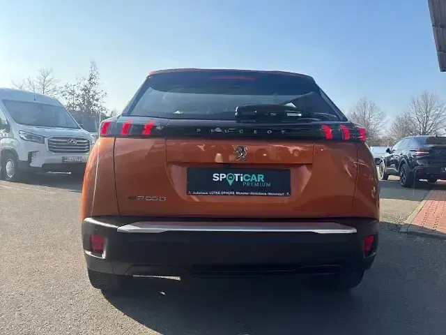 Gebraucht Peugeot e-2008 Active 100 kW (136 PS) 2022 Orange SUV