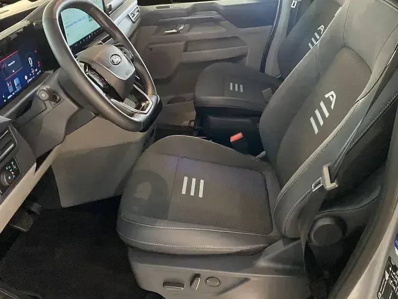 Używany Ford Tourneo Custom Active 170 KM (125 kW) 2025 Srebrny Van