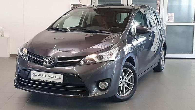 Grau Gebraucht 2016 Toyota Verso Skyview Edition Van / Kleinbus | 11.690 € (Etwas zu teuer) - Bild 1/4